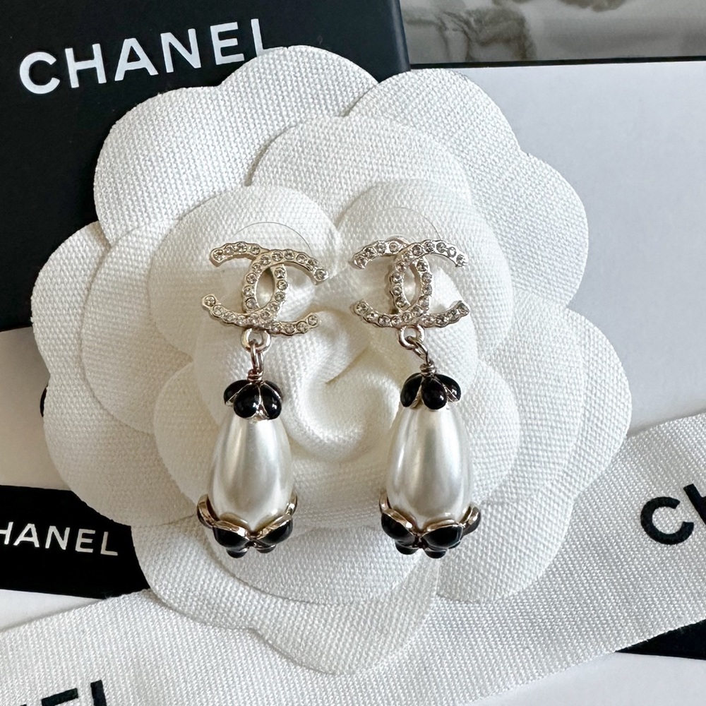 Chanel AB5694 Scallop Pearl Camelia Flower Dangle CC Crystal Drop Earrings - Picture 3 of 9